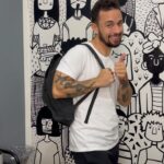 Luca Scarpelli Instagram - e ai, descobriu pra onde eu to indo? vou estudar inglês por um mês junto com a @beeducationintercambio 💖