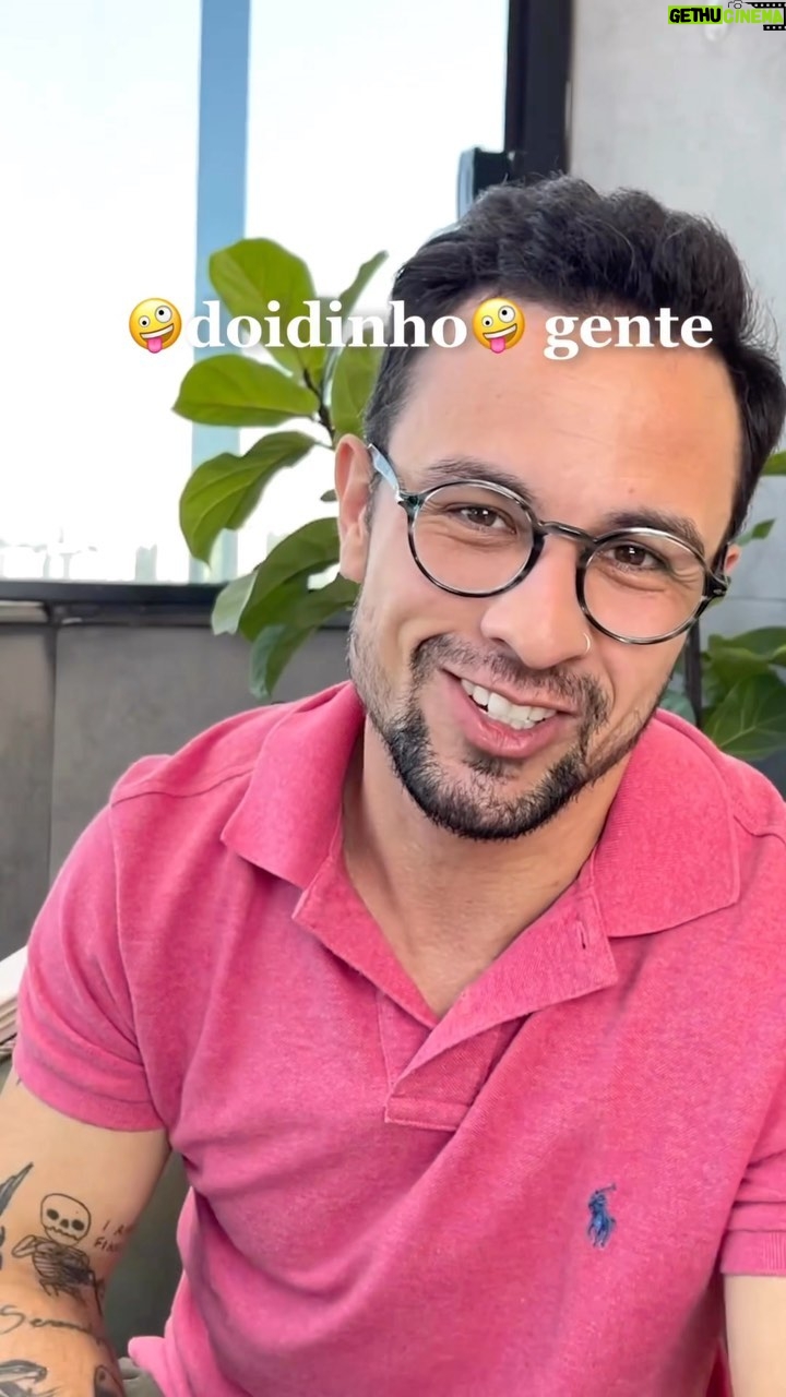 Luca Scarpelli Instagram - o pré-requisito pra trabalhar com internet é ser meio maluco kkkkk