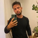 Luca Scarpelli Instagram - 🏳️‍⚧️🏳️‍🌈 dia internacional do orgulho LGBTQIAPN+ e eu vim celebrar esse cara ai. só eu sei tudo que eu passei pra chegar até aqui (não tão) são e salvo. o Brasil continua sendo um dos países mais violentos do mundo pra pessoas LGBTQIAPN+ e o país onde a expectativa de vida de pessoas trans é de 35 anos. nós só queremos VIVER com respeito e dignidade. mas acima de tudo viver. o que vc tem feito pra transformar a vida de pessoas LGBTQIAPN+? todo mundo pode fazer alguma coisa, desde se educar, ajudar a educar outras pessoas, apoiar financeiramente, criar oportunidades de emprego, ser rede de apoio… não precisa ser grandioso pra ser transformador 💕