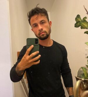 Luca Scarpelli Instagram - 🏳️‍⚧️🏳️‍🌈 dia internacional do orgulho LGBTQIAPN+ e eu vim celebrar esse cara ai. 

só eu sei tudo que eu passei pra chegar até aqui (não tão) são e salvo.

o Brasil continua sendo um dos países mais violentos do mundo pra pessoas LGBTQIAPN+ e o país onde a expectativa de vida de pessoas trans é de 35 anos.

nós só queremos VIVER com respeito e dignidade. mas acima de tudo viver.

o que vc tem feito pra transformar a vida de pessoas LGBTQIAPN+? todo mundo pode fazer alguma coisa, desde se educar, ajudar a educar outras pessoas, apoiar financeiramente, criar oportunidades de emprego, ser rede de apoio… não precisa ser grandioso pra ser transformador 💕