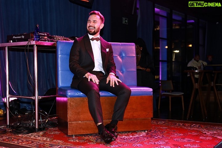 Luca Scarpelli Instagram - completamente realizado por ter apresentado o Trans Baile junto com as maravilhosas idealizadoras @hellobielo e @transpreta foi um evento muito simbólico e poderoso. a primeira premiação para pessoas trans feita por pessoas trans. estamos vivendo a historia, amigues 🏳️⚧️✊💕 (ps: são muitas pessoas lindas e fotos lindas pra um carrossel só! sintam-se todes muito amades) 📸 @bernoch_ Trans Power