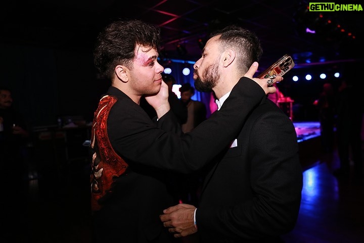 Luca Scarpelli Instagram - completamente realizado por ter apresentado o Trans Baile junto com as maravilhosas idealizadoras @hellobielo e @transpreta foi um evento muito simbólico e poderoso. a primeira premiação para pessoas trans feita por pessoas trans. estamos vivendo a historia, amigues 🏳️⚧️✊💕 (ps: são muitas pessoas lindas e fotos lindas pra um carrossel só! sintam-se todes muito amades) 📸 @bernoch_ Trans Power