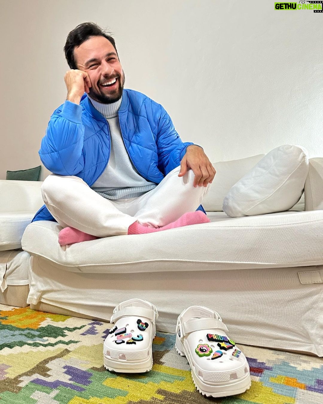 Luca Scarpelli Instagram - 🏳️⚧️cosplay de bandeira🏳️⚧️ Se vc tb quer uma Crocs personalizada, entra lá no site da @crocsbrasil que tá rolando um quiz pra vc saber quais são os Jibbitz que mais combinam com você :) publi :)