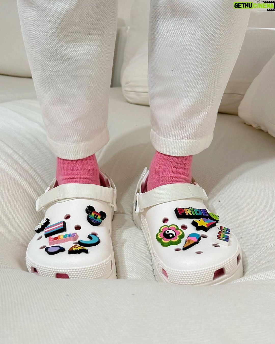 Luca Scarpelli Instagram - 🏳️⚧️cosplay de bandeira🏳️⚧️ Se vc tb quer uma Crocs personalizada, entra lá no site da @crocsbrasil que tá rolando um quiz pra vc saber quais são os Jibbitz que mais combinam com você :) publi :)