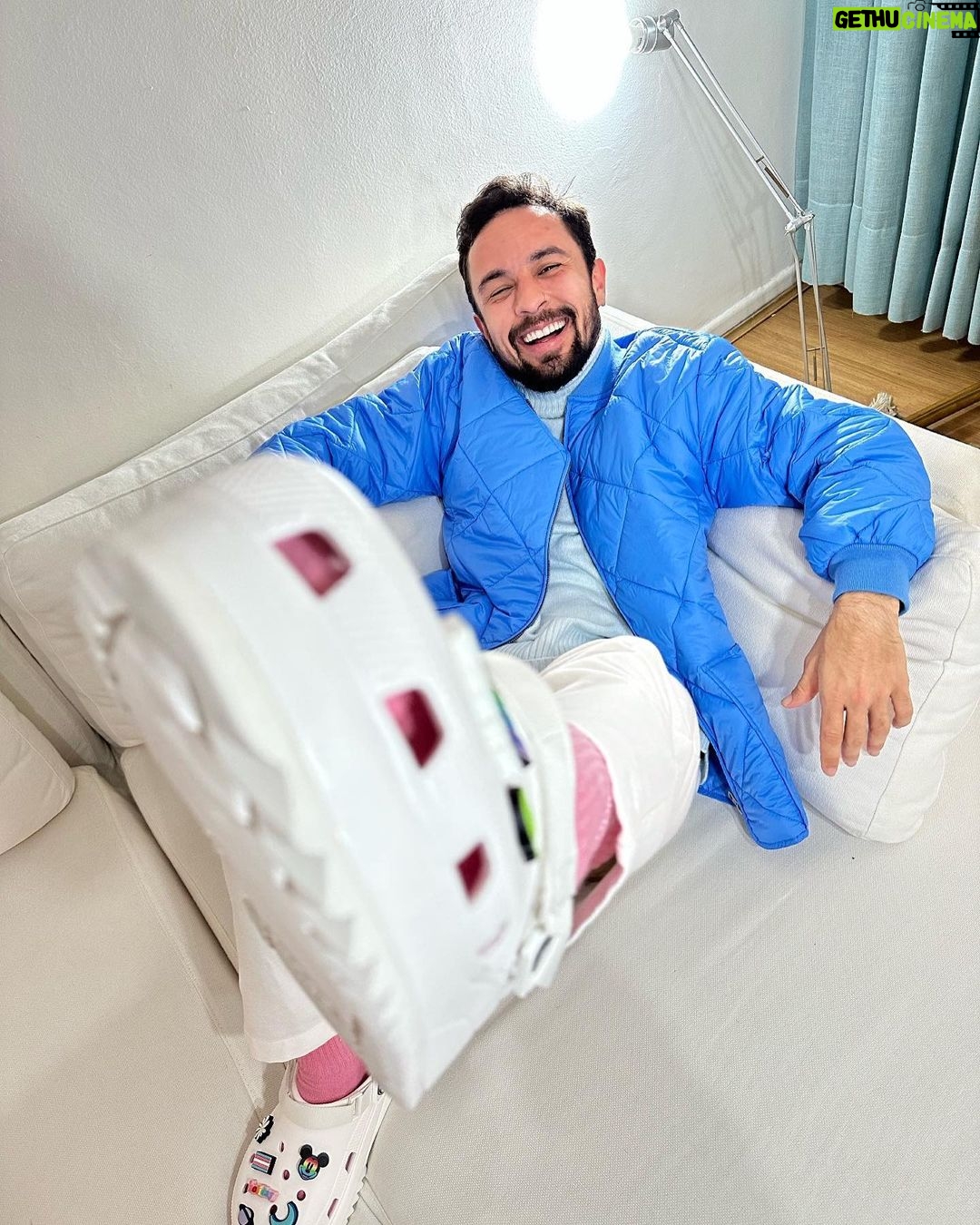 Luca Scarpelli Instagram - 🏳️⚧️cosplay de bandeira🏳️⚧️ Se vc tb quer uma Crocs personalizada, entra lá no site da @crocsbrasil que tá rolando um quiz pra vc saber quais são os Jibbitz que mais combinam com você :) publi :)