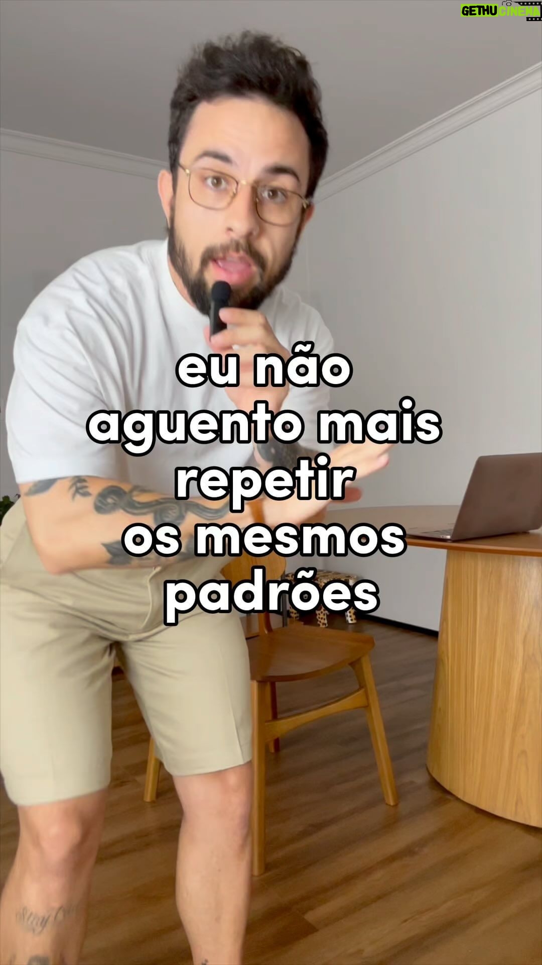Luca Scarpelli Instagram - inscrições abertas pro clubinho das pessoas exaustas de repetir os mesmos padrões 🤡 conheça o @hiwell.br e baixe o app pra ter uma experiência bem massa pra encontrar um psicólogo e fazer as suas sessões de terapia :) cupom de desconto: LUCA20 publicidade