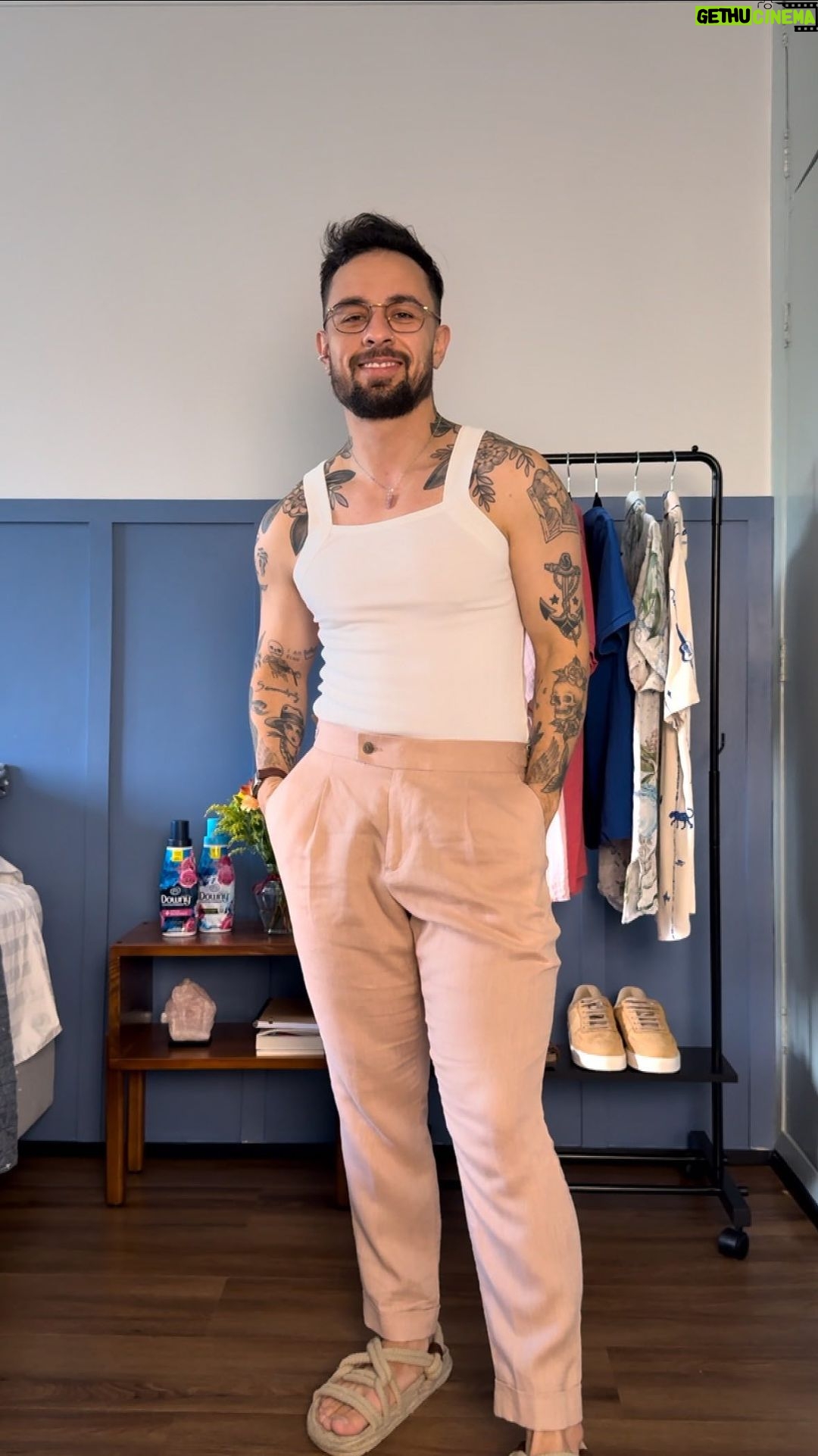 Luca Scarpelli Instagram - inspirações pra vc ficar estiloso e fresquinho nesse verão e arrasar nos dates. Só não pode esquecer do perfume! E o melhor perfume vc já sabe qual é, né? Downy, a marca número 1 em vendas* que te deixa perfumado o dia todo. *Baseado em dados Nielsen para o ano de 2023 @downybrasil #RespiraÉDowny p u b l i c i d a d e