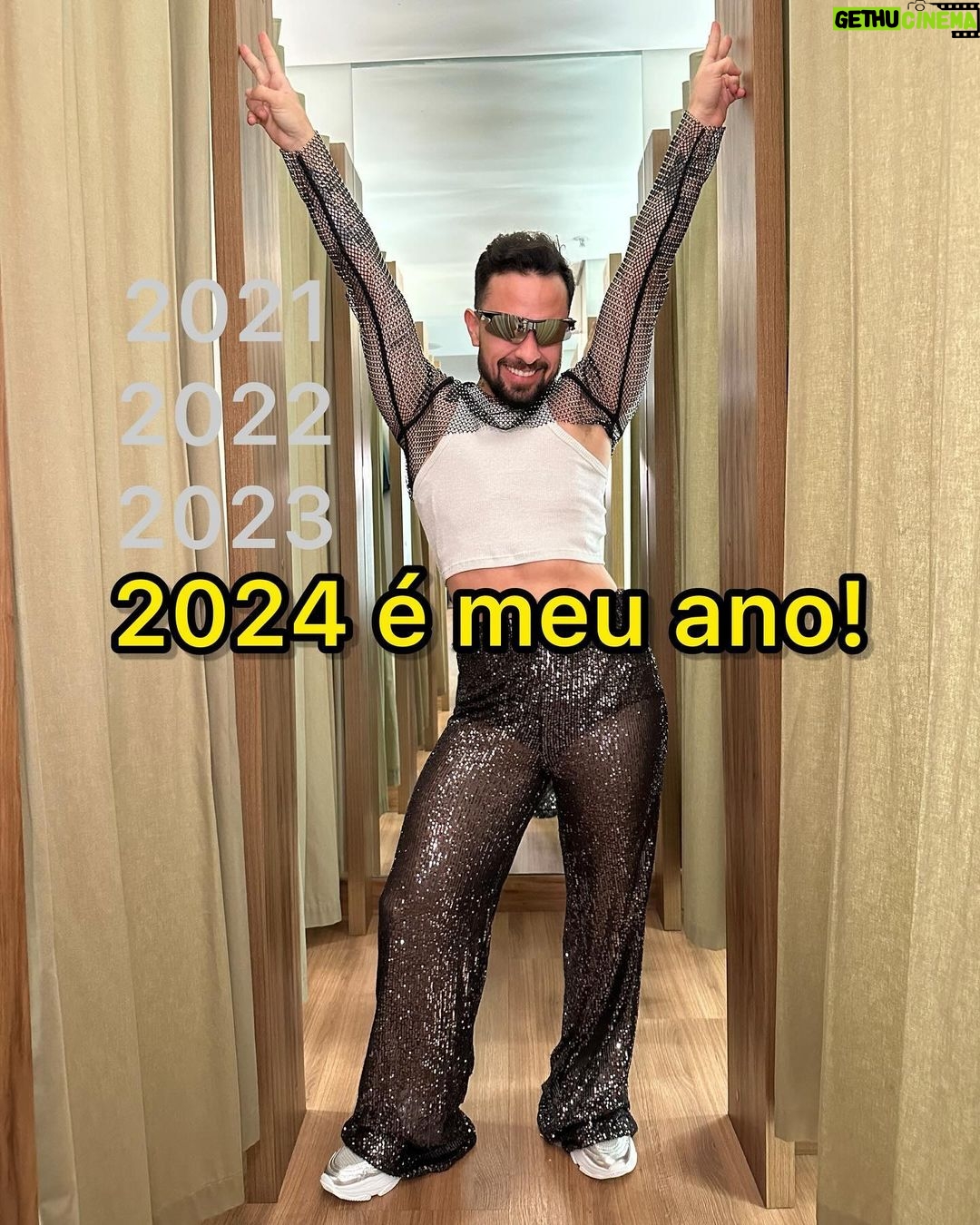 Luca Scarpelli Instagram - me diz aqui em baixo qual seu mood de ano novo! todas essas peças estão na minha lojinha virtual, viu? corre lá nos stories que tem o link. Independente do seu mood, nas @lojasrenner vc encontra o look perfeito pra vc :) #SquadTáNaRenner p u b l i