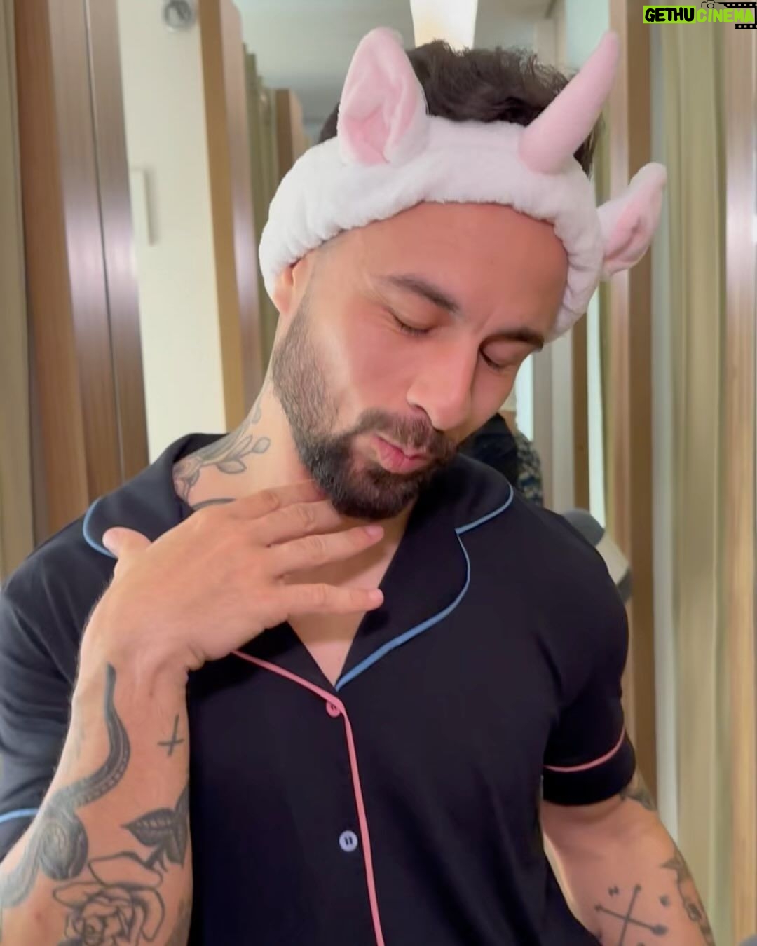 Luca Scarpelli Instagram - me diz aqui em baixo qual seu mood de ano novo! todas essas peças estão na minha lojinha virtual, viu? corre lá nos stories que tem o link. Independente do seu mood, nas @lojasrenner vc encontra o look perfeito pra vc :) #SquadTáNaRenner p u b l i