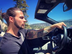 Luca Tartaglia Instagram - It’s a human being driving his life.

You saw a guy driving a car ?!
You got some problem man.

Inspired by true events.

#actorslife