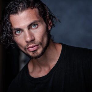 Luca Tartaglia Instagram - Do what you love ! You’ll die smiling.
——————————————————-
📸 @hordancito - @illytravel ——————————————————
#actors #losangeles #longhair #lukatartaglia