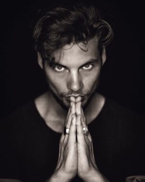 Luca Tartaglia Instagram - 🙏🏻.....
———————————————————-
• 📸 Lorenzo Gobbi
———————————————————-
#lukatartaglia #eyes #blackandwhite #blancoynegro #portrait #actor #model #rings #mirada #gitano