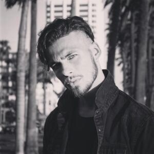 Luca Tartaglia Instagram - Alma⚪️Sangre🖤
———————————————————
• 📸 @kimberlycheever ———————————————————
#lukaxv #lukatartaglia #luka #portrait #blackandwhite #santamonica #palms #beach 
#california #la #photooftheday #rapper #model #actor #mirada #blancoynegro #latino #men #fashionmen #thoughts #shooting #shoot
