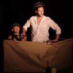 Lucia Passaniti Instagram - « Souvenirs de mondes qui ne sont pas les miens » De @elriklepercq Mis en scène par @aristeo_tordesillas Avec @elriklepercq et moi-même Costumes et photos @judithpolicar Nous ferons nôtre première le 12 août à 17h au @festival_sorties_de_route à Lauzès ☀️☀️☀️ On parle de la mémoire, de la résistance, de communisme, de la Seconde Guerre Mondiale (et même un peu de la première), de nos ancêtres (enfin surtout ceux d’Elrik), des choses extraordinaires qu’ils ont fait et de ce qu’ils nous ont laissé. Et puis on se partage un sacré nombre de personnages à deux. Venez donc rire, traverser des souvenirs et pleurer avec nous. 🎭 #theatre#festivalsortiesderoute#lauzes#lot#souvenirsdemondequinesontpaslesmiens#lesragondinscontreattaquent Lot-et-Garonne