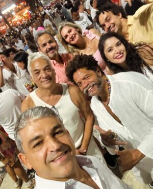 Luciano Quirino Instagram - Réveillon 2024 🙌🏾✨🌻🍀Ele chegou. Um ano inteirinho em branco pra gente escrever 😉