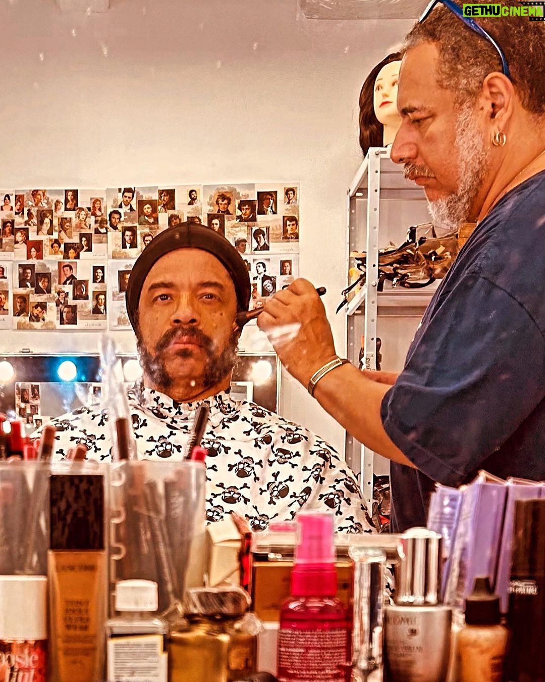 Luciano Quirino Instagram - A caracterização é um dos itens que contribuem para o êxito de um projeto, principalmente quando se trata de um trabalho de época. Estudar as maneiras, costumes, desenvolver as características e personalidade da personagem considerando o contexto da época e o momento histórico é fundamental, mas a caracterização da um importante suporte a toda essa criação. José Mendonça está chegando junto com uma equipe de feras. Que alegria ! Estamos juntos em mais um desafio. Ninguém solta a mão de ninguém e vamos em frente. 🙌🏾🎬🎥🎞️🍀 #donabeja @hbomaxbr @wbpictures_br @florestaprod @rubens_liborio e toda sua equipe 🙌🏾🙏🏾👊🏾