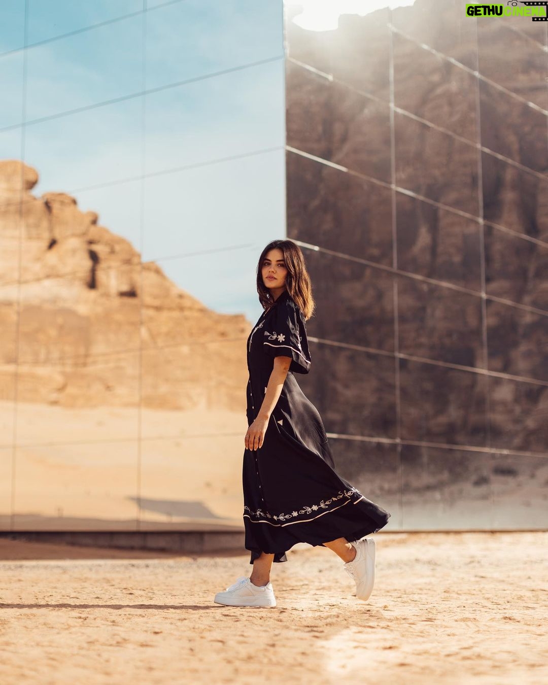 Lucy Hale Instagram - Maraya, meaning mirror or reflection in Arabic. 9,740 mirrors reflecting AlUla’s scenery 🤎 @experiencealula @filmalula #filmalula #experiencealula