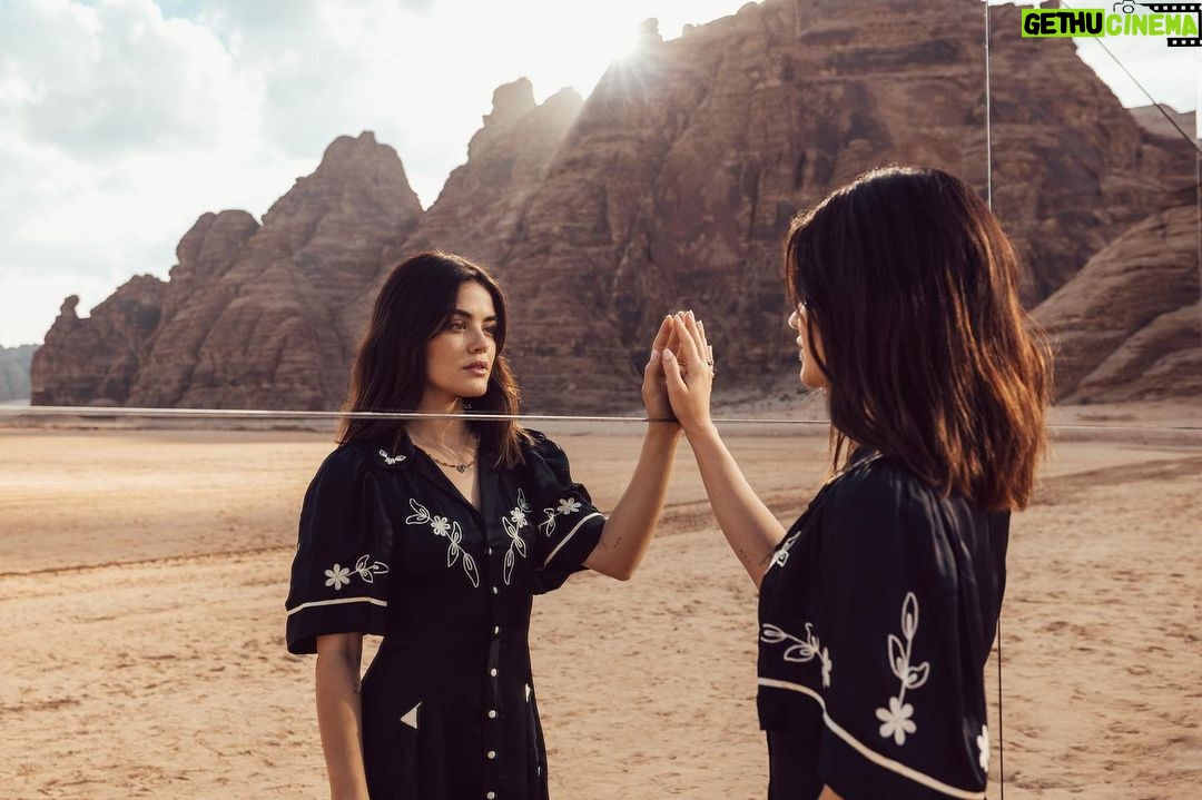 Lucy Hale Instagram - Maraya, meaning mirror or reflection in Arabic. 9,740 mirrors reflecting all of AlUlas scenery 🤎 @experiencealula @filmalula #filmalula #experiencealula