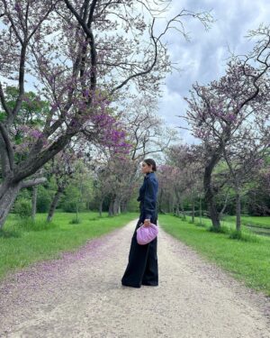 Lucy Hale Instagram - @LucyHale took @VogueGermany to @WeekendMaxMara‘s #PasticcinoBagWorldTour launch event in Paris. Swipe to see Lucy‘s highlights!
#voguegermany #lucyhale #pasticcinobag #weekendmaxmara