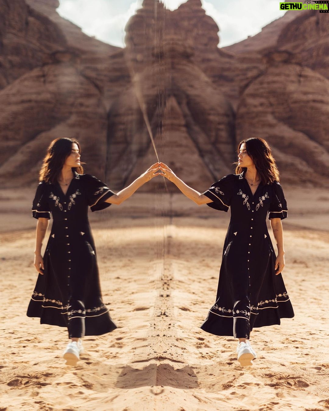Lucy Hale Instagram - Maraya, meaning mirror or reflection in Arabic. 9,740 mirrors reflecting AlUla’s scenery 🤎 @experiencealula @filmalula #filmalula #experiencealula