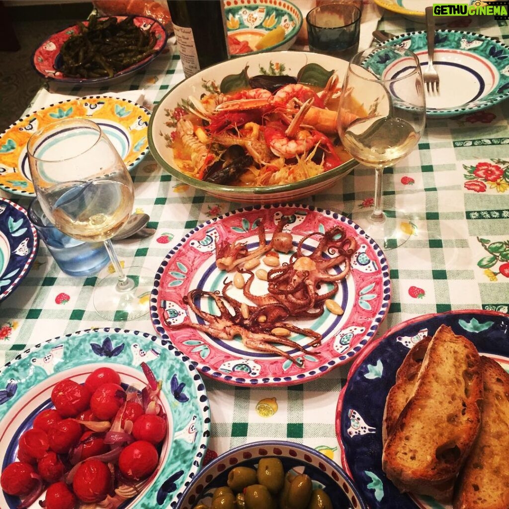 Lucy Lawless Instagram - Il mio cugino a cucinato una cena meravigliosa. La ringrazio! Anche #marisacuomo per il vino! #praiano #amalficoast