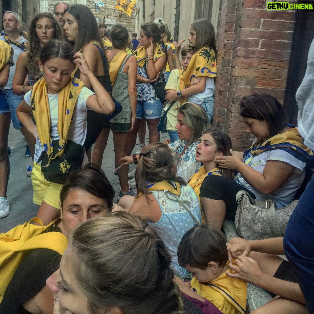 Lucy Lawless Instagram - Lutto nella strada. #Aquila #palio #siena
