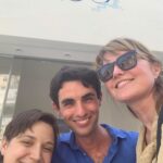 Lucy Lawless Instagram - Con Roberta (campione di scacchi e cuoca) e Antonio (proprietario con il suo fratello ed altri). Stiamo facendo dei piani per la festa di San Lorenzo 2020 a al bar Posides a Positano . Un po’ di musica, poesia e una spiegazione dei fenomeni celesti di San Lorenzo. Agosto 10 Oggi!