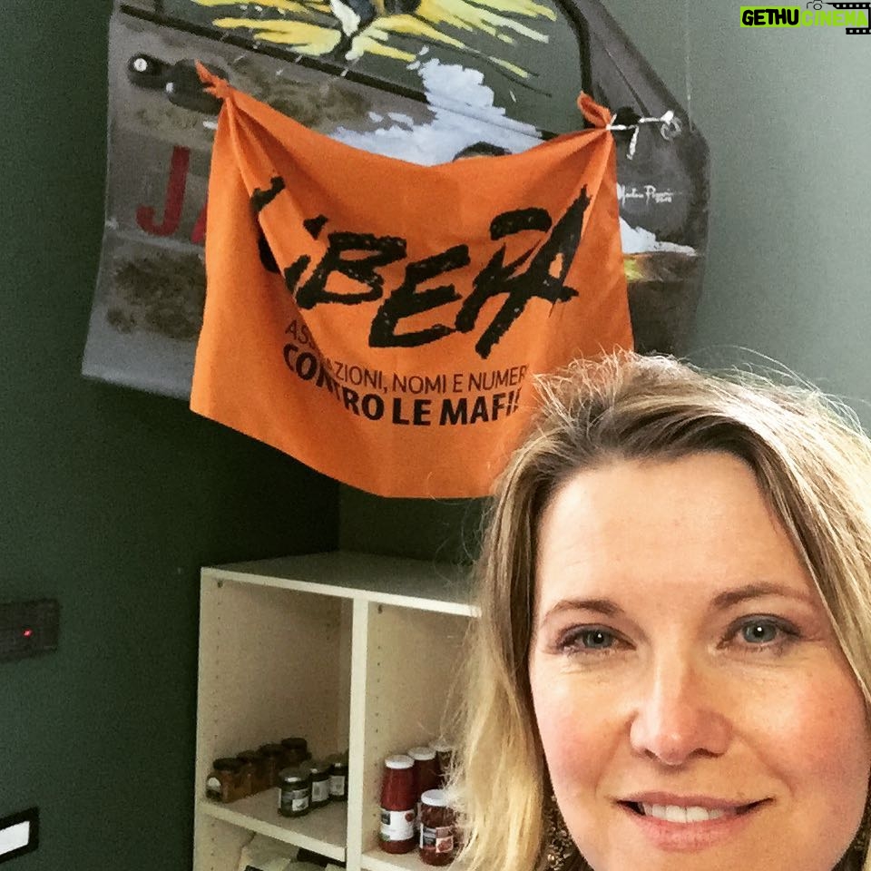 Lucy Lawless Instagram - Con la Bottega della Legalità a Corleone Sicilia. Bought mafia-free products from community run projects. These guys are Making their community cleaner & safer for all their children. Even the children of Mafiosi live safer. Corleone is worth visiting. Thanks, Marilena for the visit! #laLucePulisce #BellaSicilia #PuòVivereSenzaPaura