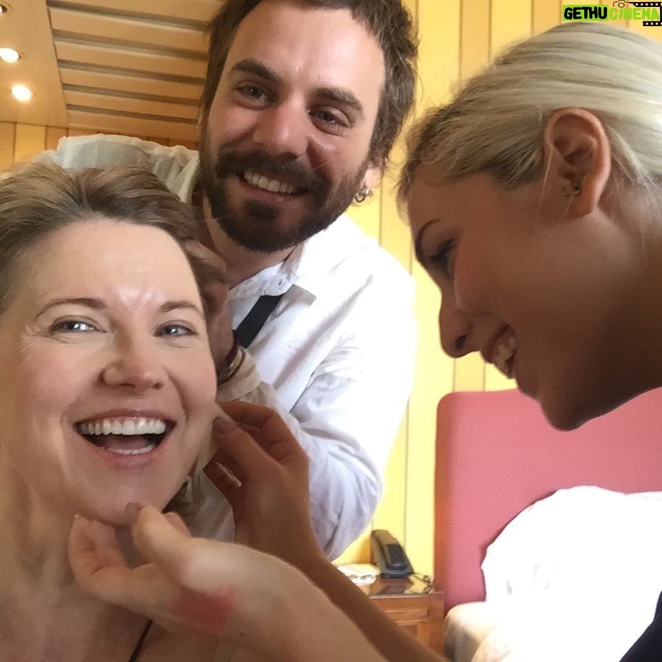 Lucy Lawless Instagram - My #GlamSquad @napolicomicon @deepkeikoo @adeluritz Non vedo l’ora di vedervi, Napoli! @infinitytv_it @ashvsevildead @STARZ