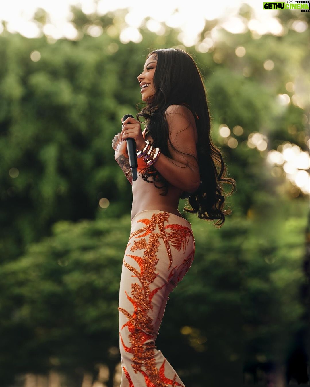 Ludmilla Instagram - Primeira dia de numanice em sp foi tudo de bom, eu sou muito feliz aqui em cima cantando pra vocês 🧡