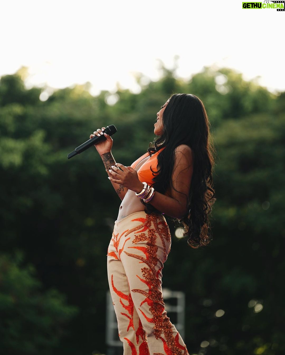 Ludmilla Instagram - Primeira dia de numanice em sp foi tudo de bom, eu sou muito feliz aqui em cima cantando pra vocês 🧡