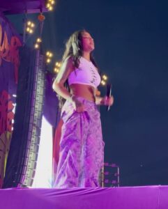 Ludmilla Instagram - Primeira dia de numanice em sp foi tudo de bom, eu sou muito feliz aqui em cima cantando pra vocês 🧡
