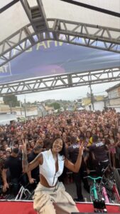 Ludmilla Instagram - Ontem realizei um sonho que tinha há tempos. Fiz uma festa para as crianças da rua que passei a minha infância e adolescência, com direito a brincadeiras, comidinhas, presentes e muita diversão. Consegui dar uma fugidinha lá e curtir um pouquinho com elas. Olhar para aquelas carinhas felizes daquele jeito, não tem preço. O presente foi meu. Obrigada, Deus! 🙏🏽❤️‍🔥