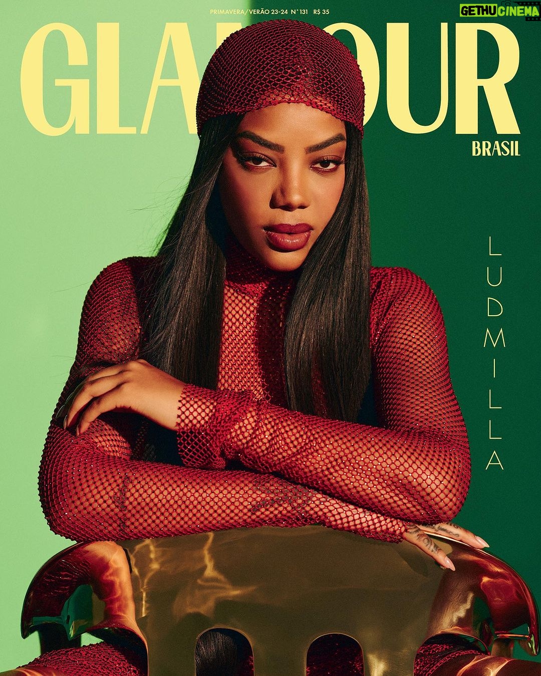Ludmilla Instagram - Foi aqui que pediram #LudmillaNaGlamour?! É ela: @ludmilla é estrela da capa e recheio da #GlamourSetembro, nossa nova edição impressa. Com 10 anos de carreira completados em 2023, uma das cantoras mais amadas do Brasil tem muito o que celebrar: shows emblemáticos do projeto Numanice, dobradinha histórica nos festivais The Town e Rock in Rio, a guinada explosiva no pagode que a garantiu seu primeiro Grammy Latino, a primeira e única cantora afrolatina a bater 3 bilhões de streams em plataforma de áudio… E ela promete muito mais. "Cada vez que alcanço um foco, crio outro maior", diz ela, que começou sua jornada se inspirando em uma popstar, mas reluziu em seu brilho máximo e segue ganhando o mundo com a própria personalidade. A #GlamourSetembro impressa está disponível a partir de hoje, 14.09, nas bancas, para assinantes e, em versão digital, através do app @globomais. Garanta também a sua revista em mãos através de nossa lojinha virtual aqui no Instagram (com entrega disponível para a Grande São Paulo e para as cidades: Rio de Janeiro, Curitiba, Porto Alegre e Campinas; clique na foto para comprar!). Direção de conteúdo: @renatagarciac Texto: @cambr4ia Fotos: @hickduarte Styling: @carolinecostax Beleza: @krisna Direção de arte: @stesangi Set design: @anarietti Coordenação de produção: @leili_rodrigues Produção executiva: @aprodutoradofimdomundo Produção de moda: @giovxnnan, @viniconi, @cacaportela e @_aalecrim Assistente de produção de moda: @gika.mattosc Camareira e costureira: Damiana Camareiro: @herbert_c Light designer: @gaeloliveira Assistente de fotografia: @gus_azevedo Produção de arte: @kltrpz e @schiavojoao Assistente de beleza: @yago_maia_ Produção de set: @falatu.caslu Tratamento de imagem: @romulokoerich Agradecimentos: @fellipeparks, @estudioorth e @acepipecatering Look: @estudiocena