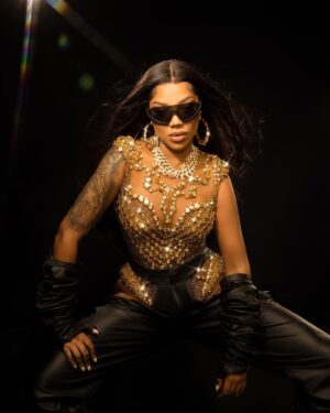 Ludmilla Instagram - Conheçam a mãe da máfia. Poderosa, gangsta, vitoriosa, uma jóia brasileira raríssima.

Ser vilã é ser antagonista, opositor, contrário e fui, muitas vezes, na contramão de tudo o que esperavam de mim para ser eu mesma. Fui Vilã no sentido mais refinado da palavra, fui a Vilã na minha própria trajetória, escolhendo o meu próprio caminho. Ser Vilã é ser jóia rara. Me lapidei.

#LudmillaNoTheTown