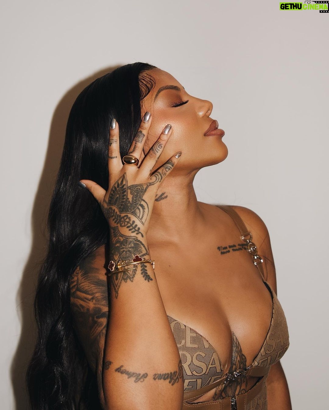 Ludmilla Instagram - Sempre desfilando com o swag mais caro