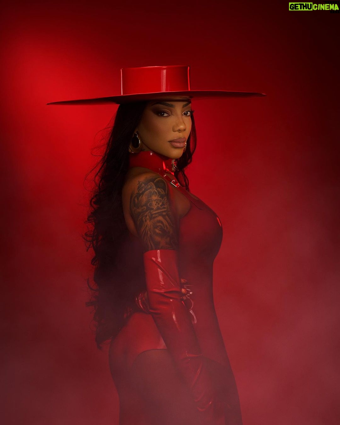 Ludmilla Instagram - Agora a temperatura subiu e eu vou deixar vocês cheios de Sintomas de Prazer! ❤️🔥 #LudmillaNoTheTown