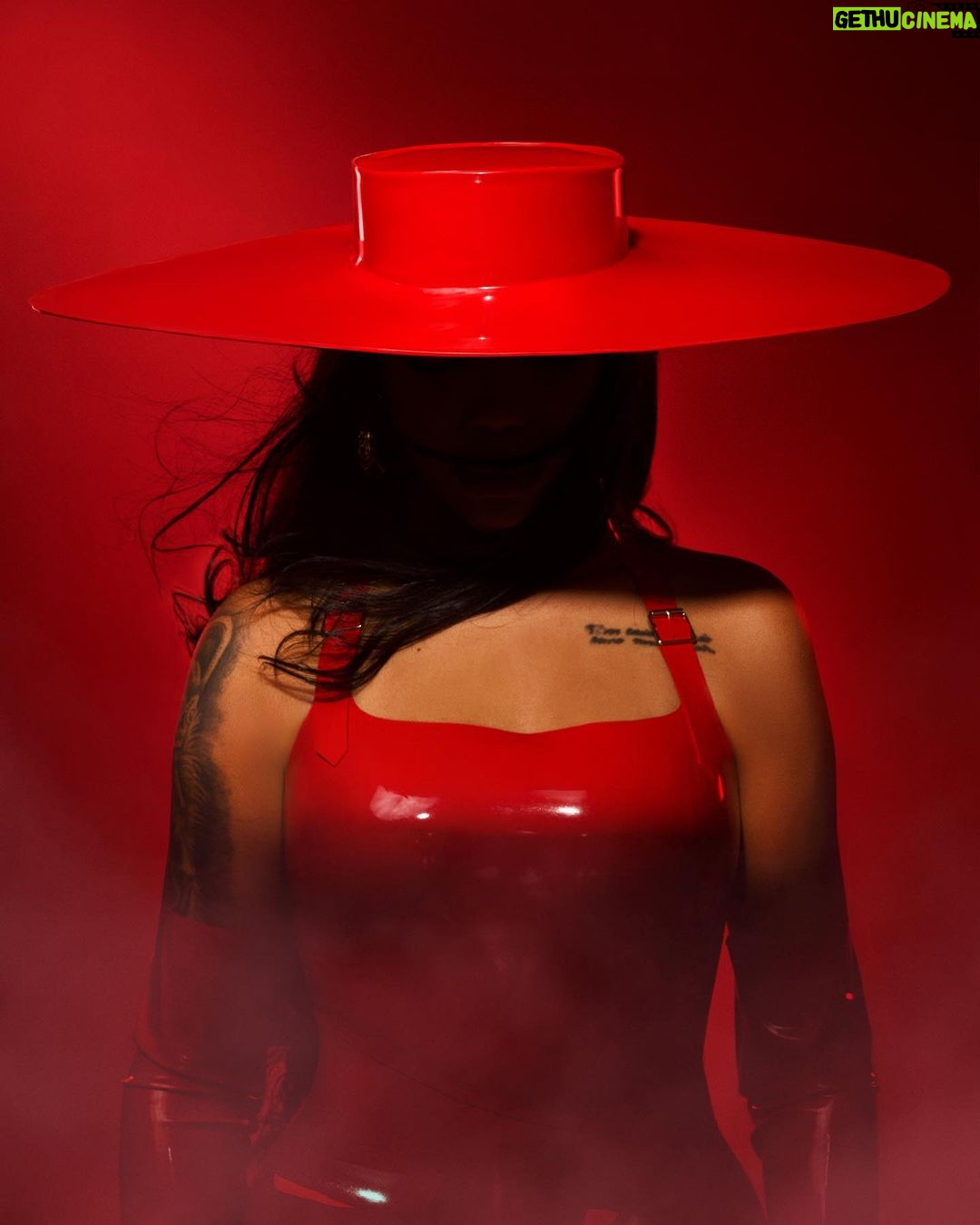 Ludmilla Instagram - Agora a temperatura subiu e eu vou deixar vocês cheios de Sintomas de Prazer! ❤️🔥 #LudmillaNoTheTown