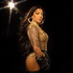 Ludmilla Instagram - Conheçam a mãe da máfia. Poderosa, gangsta, vitoriosa, uma jóia brasileira raríssima. Ser vilã é ser antagonista, opositor, contrário e fui, muitas vezes, na contramão de tudo o que esperavam de mim para ser eu mesma. Fui Vilã no sentido mais refinado da palavra, fui a Vilã na minha própria trajetória, escolhendo o meu próprio caminho. Ser Vilã é ser jóia rara. Me lapidei. #LudmillaNoTheTown