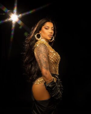 Ludmilla Instagram - Conheçam a mãe da máfia. Poderosa, gangsta, vitoriosa, uma jóia brasileira raríssima.

Ser vilã é ser antagonista, opositor, contrário e fui, muitas vezes, na contramão de tudo o que esperavam de mim para ser eu mesma. Fui Vilã no sentido mais refinado da palavra, fui a Vilã na minha própria trajetória, escolhendo o meu próprio caminho. Ser Vilã é ser jóia rara. Me lapidei.

#LudmillaNoTheTown