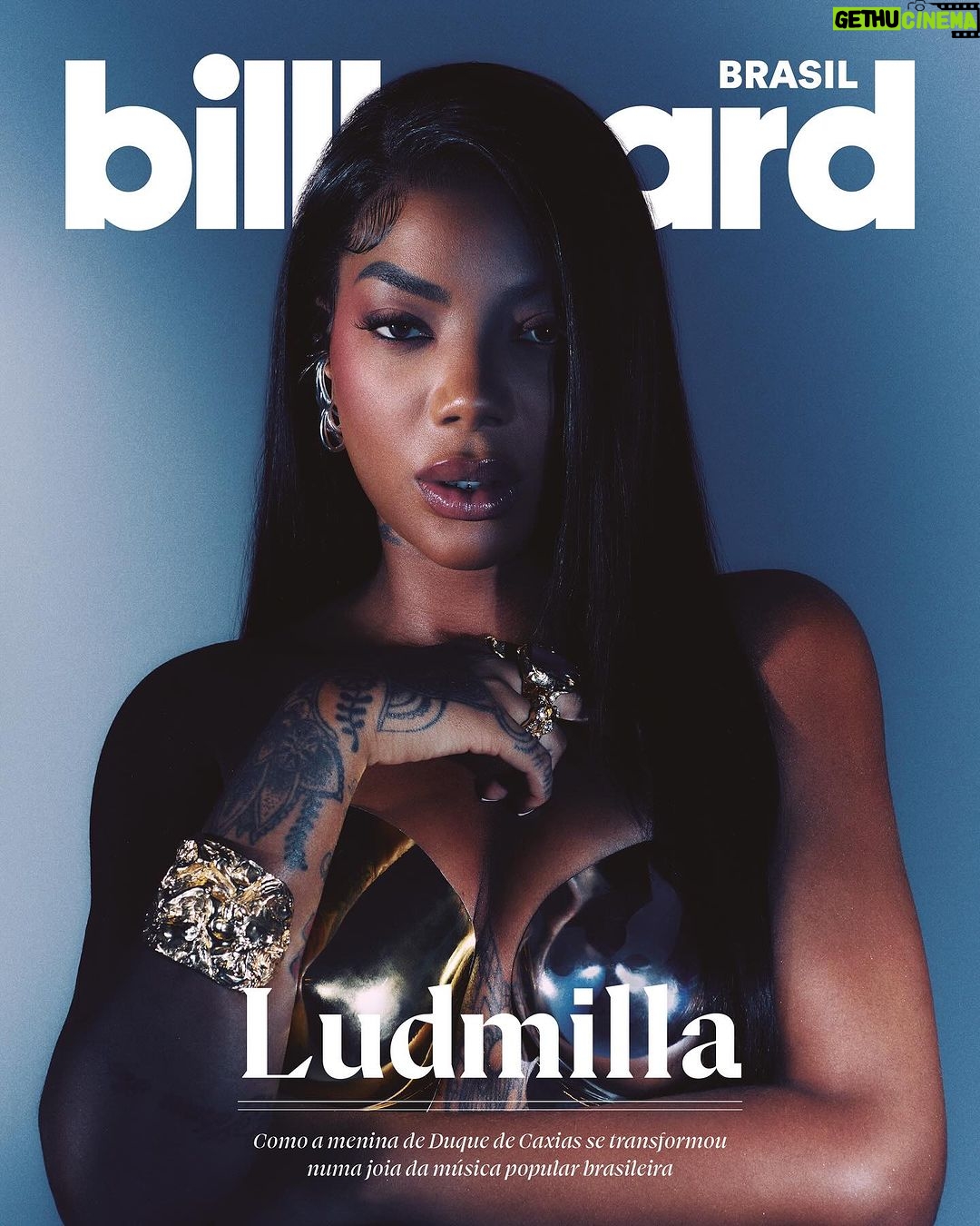 Ludmilla Instagram - De Duque de Caxias para o mundo, a capa de novembro da Billboard Brasil é a rainha do funk, da favela, do pagode e do sold out Ludmilla. Com uma versatilidade e talento incomparáveis, a carioca está pronta para dar voos cada vez mais altos e, em um papo exclusivo, nos contou os próximos passos da carreira, novidades do seu aclamado projeto “Numanice” e reforçou o porquê de ser considerada uma das joias da música brasileira, além de inspiração e sinônimo de resistência. Garanta a sua revista e vem saber todas as novidades dessa força de mulher. #BillboardBrasil #ToNaBill Fotografia: @larissakreili Assistentes de fotografia: @___backer @cfmonteiro Styling: @zazapecego Produção de moda: @omayconfelix Tratamento de imagem: @studiobrunorezende Cabelo: @fellipeparks Maquiagem: @bylucasalmeida Costureira e camareira: Lene Agradecimentos: @oliverequipamentos e @mbgs.cc Diretor de arte: @_artnoc Reportagem: @guilhermelr