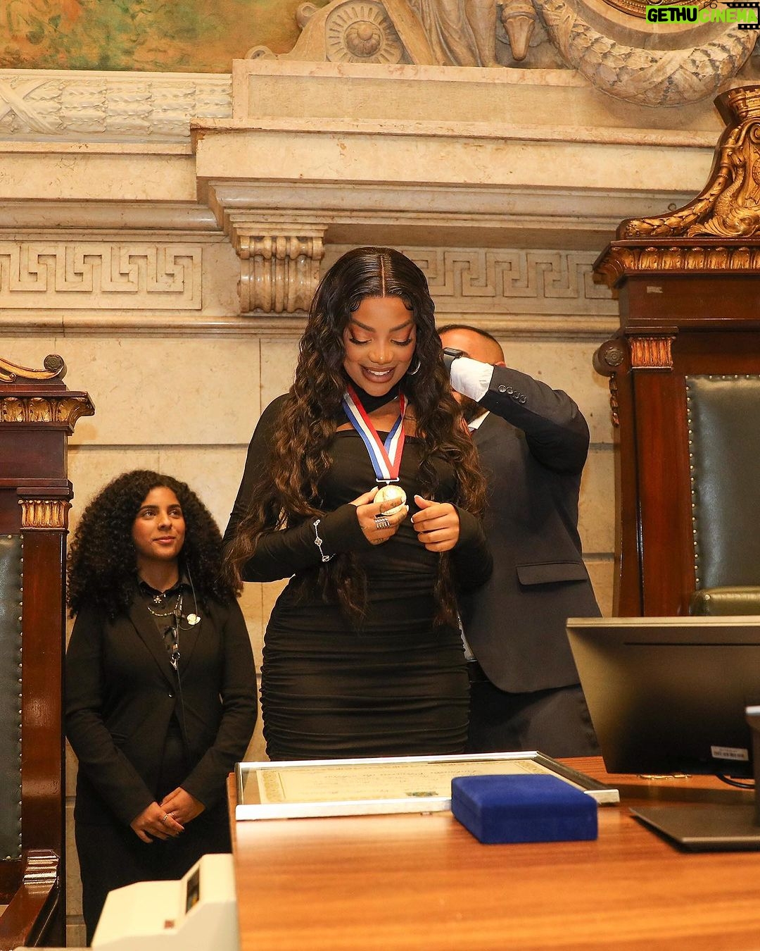 Ludmilla Instagram - Ontem recebi a Medalha Pedro Ernesto, maior honraria dada pelo Município do Rio de Janeiro, reconhecida pela ação que fizemos com o Numanice em prol do Hemorio. Batemos recorde de doações, fizemos história e está aí o reconhecimento. Estou muito feliz! É nossa 🥇
