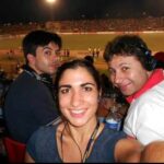 Mário Marra Instagram - Volta lá para 2012. Fase de grupos da Libertadores e jogo do Santos em Chiclayo, nortão do Peru. A Rádio CBN montou a equipe e fomos nós para a aventura. Saímos de São Paulo, ficamos um bom tempo no aeroporto em Lima e pegamos um avião menor, que testou nossa fé, para Chiclayo. Os avisos sobre terremotos assustavam e os estudos sobre o Juan Aurich nos mostravam um time aguerrido, treinado pelo muito simpático Diego Umaña. O @instamgmarcelogomes entrevistou e ficou impressionado com a eloquência de Cuto Guadalupe. Guizasola na direita, o meio campo com Conan Rojas e o ataque com o panamenho Tejada eram perigos, mas havia ainda outro problema para o Santos: o vento do norte do Peru. Sim, os torcedores acreditavam que o vento forte poderia atrapalhar a qualidade do time brasileiro. Deu Santos, com ou sem vento. Tudo foi ótimo na viagem. Muito companheirismo de todos. Um perrengue foi quando percebemos que nossa linha de transmissão caiu e a @mayrasiqueira9 , que falava do gramado, não conseguia ser ouvida. Foram uns longos 5 minutos com o Marcelo Gomes narrando o jogo pelo meu telefone. Fernandinho e Marquinhos, da nossa equipe técnica, deram um jeito. Foi ótimo estar com os amigos que amo muito. Saudades de todos e de tudo.