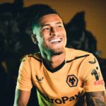 Mário Marra Instagram - A foto do sorridente João Gomes está publicada no perfil oficial do Wolverhampton. João Gomes chegou e vai ser mais um brasileiro na Premier League. O que mais chama a atenção é a quantidade de brasileiro de meio campo na competição de mais sucesso no futebol. Casemiro, Fabinho, Fred, Bruno Guimarães, Douglas Luiz, Danilo e Andrey Santos. Olhando para o campo e para as funções esperadas pelos seus treinadores, dá para dizer que Joelinton, Andreas Pereira e Paquetá também são, foram ou serão volantes em algum momento. Talvez até mesmo Scarpa exerça a função. A ideia de volante apenas brigador há muito está em desuso. É preciso ser volante marcador e bom de caça sem a bola e também ser meia participativo com ela. É preciso ser meio-campista. A Inglaterra tem percebido que a posição/função tem crescido no Brasil, que o talento brasileiro assimilou a ideia. Vai ser bom ver @joaogomes.01 na Premier League, que é transmitida na ESPN e no Starplus.