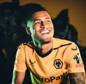 Mário Marra Instagram - A foto do sorridente João Gomes está publicada no perfil oficial do Wolverhampton. João Gomes chegou e vai ser mais um brasileiro na Premier League.
O que mais chama a atenção é a quantidade de brasileiro de meio campo na competição de mais sucesso no futebol. 
Casemiro, Fabinho, Fred, Bruno Guimarães, Douglas Luiz, Danilo e Andrey Santos. Olhando para o campo e para as funções esperadas pelos seus treinadores, dá para dizer que Joelinton, Andreas Pereira e Paquetá também são, foram ou serão volantes em algum momento. Talvez até mesmo Scarpa exerça a função. 
A ideia de volante apenas brigador há muito está em desuso. É preciso ser volante marcador e bom de caça sem a bola e também ser meia participativo com ela. É preciso ser meio-campista.
A Inglaterra tem percebido que a posição/função tem crescido no Brasil, que o talento brasileiro assimilou a ideia. 
Vai ser bom ver @joaogomes.01 na Premier League, que é transmitida na ESPN e no Starplus.