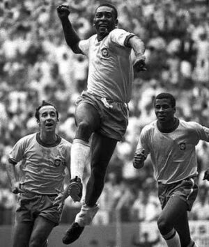 Mário Marra Instagram - Não dá para imaginar o que seria do futebol brasileiro se Pelé não tivesse existido.
Não dá para imaginar o que seria do futebol sem Pelé.

Ele mudou o significado de craque, atleta, campeão, da camisa 10 e até mesmo de Brasil, um país racista que se rendeu a ele e o reconheceu como rei, como o maior.
O maior de todos os tempos se foi e só posso agradecer por tudo, por tanto.