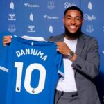 Mário Marra Instagram – Agora você vai ter certeza da minha insensatez. Lamento.
O post é sobre o Everton e sobre o novo ano, novo (ou velho) desafio e do sofrimento que tem sido ver a fria em que o clube se meteu. Repito: o post é sobre o Everton, mas…
Valerie Star estava em um show e uma das bandas de abertura era uma banda de Liverpool e você deve imaginar que Liverpool tem uma certa história na música. Ela acabou não ficando para o show principal. O papo com Dave McCabe foi muito bom e eles estenderam os assuntos por algum tempo.
A vida tem umas voltas estranhas. Zutons e McCabe voltaram para a Inglaterra e Valerie acabou se metendo em confusões com a polícia de trânsito nos Estados Unidos.
A saudade apertou e McCabe, no banco de trás de um táxi, escreveu um cartão postal para Valerie. O cartão virou música e até Amy Winehouse gostou e regravou. Que sucesso!
Valerie, Dave e Zutons tiveram suas vidas mudadas. Assim como Danjuma, última contratação do Everton.
O menino, que nasceu na Nigéria, foi com os pais para a Holanda e acabou vivendo dias muito tristes por lá.
Danjuma viveu dias de dor e dias de reconstrução. Ele se mostrou forte para os desafios.
O novo post não tem nada de Zutons, nada de Valerie, mas a história acaba servindo também como inspiração.
O link está nos stories.
And #premierleaguenaespn
📷 @everton