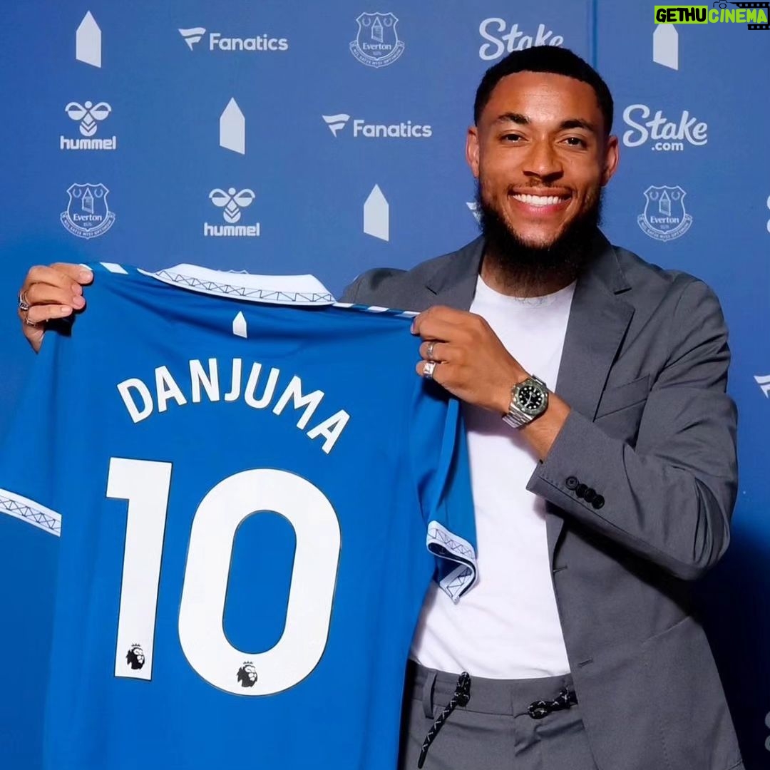 Mário Marra Instagram - Agora você vai ter certeza da minha insensatez. Lamento. O post é sobre o Everton e sobre o novo ano, novo (ou velho) desafio e do sofrimento que tem sido ver a fria em que o clube se meteu. Repito: o post é sobre o Everton, mas... Valerie Star estava em um show e uma das bandas de abertura era uma banda de Liverpool e você deve imaginar que Liverpool tem uma certa história na música. Ela acabou não ficando para o show principal. O papo com Dave McCabe foi muito bom e eles estenderam os assuntos por algum tempo. A vida tem umas voltas estranhas. Zutons e McCabe voltaram para a Inglaterra e Valerie acabou se metendo em confusões com a polícia de trânsito nos Estados Unidos. A saudade apertou e McCabe, no banco de trás de um táxi, escreveu um cartão postal para Valerie. O cartão virou música e até Amy Winehouse gostou e regravou. Que sucesso! Valerie, Dave e Zutons tiveram suas vidas mudadas. Assim como Danjuma, última contratação do Everton. O menino, que nasceu na Nigéria, foi com os pais para a Holanda e acabou vivendo dias muito tristes por lá. Danjuma viveu dias de dor e dias de reconstrução. Ele se mostrou forte para os desafios. O novo post não tem nada de Zutons, nada de Valerie, mas a história acaba servindo também como inspiração. O link está nos stories. And #premierleaguenaespn 📷 @everton