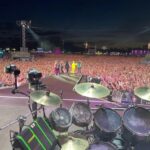 Mário Marra Instagram - Confesso que comecei o post pensando em encaixar o que havia lido hoje. Achei muito interessante a história do Geezer Butler, baixista do Black Sabbath. Ele era guitarrista, mas Tony Iommi havia deixado claro que não tocaria com outro guitarrista. Geezer entendeu o recado e partiu para o baixo. O problema é que a grana era curta no início do que viria a ser o Black Sabbath e Geezer precisou pedir um baixo emprestado, o que ele conseguiu só tinha três cordas. Vai com uma a menos mesmo. Voltando aos meus pensamentos, o caso seria muito bom para ficar de fora de um texto dedicado ao Aston Villa, time da mesma cidade do Black Sabbath. Sobre o Villa, muito a dizer. Muito a esperar de positivo para a temporada. A semana foi de comemoração do aniversário dos investimentos da dupla Nassef Sawiris e Wes Edens. O clube cresceu e atraiu, além de jogadores como Moussa Diaby, um cara como Monchi, que fez muito sucesso com Unai Emery. O post está aí, sem Geezer, mas com Duran Duran e também Black Sabbath. #premierleaguenaespn #astonvilla #espn #unaiemery #monchi 📷 - Perfis do Aston Villa, Black Sabbath e Duran Duran Segue o link: https://www.espn.com.br/blogs/mariomarra/820014_a-dupla-emery-e-monchi-faz-renovar-a-confianca-no-aston-villa-de9759a8-494d-47f1-91d3-1da2c481d4b9
