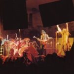 Mário Marra Instagram – Confesso que comecei o post pensando em encaixar o que havia lido hoje.
Achei muito interessante a história do Geezer Butler, baixista do Black Sabbath. Ele era guitarrista, mas Tony Iommi havia deixado claro que não tocaria com outro guitarrista.
Geezer entendeu o recado e partiu para o baixo.
O problema é que a grana era curta no início do que viria a ser o Black Sabbath e Geezer precisou pedir um baixo emprestado, o que ele conseguiu só tinha três cordas. Vai com uma a menos mesmo.
Voltando aos meus pensamentos, o caso seria muito bom para ficar de fora de um texto dedicado ao Aston Villa, time da mesma cidade do Black Sabbath.
Sobre o Villa, muito a dizer. Muito a esperar de positivo para a temporada. A semana foi de comemoração do aniversário dos investimentos da dupla Nassef Sawiris e Wes Edens. O clube cresceu e atraiu, além de jogadores como Moussa Diaby, um cara como Monchi, que fez muito sucesso com Unai Emery.
O post está aí, sem Geezer, mas com Duran Duran e também Black Sabbath.
#premierleaguenaespn
#astonvilla #espn #unaiemery
#monchi
📷 – Perfis do Aston Villa, Black Sabbath e Duran Duran
Segue o link: https://www.espn.com.br/blogs/mariomarra/820014_a-dupla-emery-e-monchi-faz-renovar-a-confianca-no-aston-villa-de9759a8-494d-47f1-91d3-1da2c481d4b9